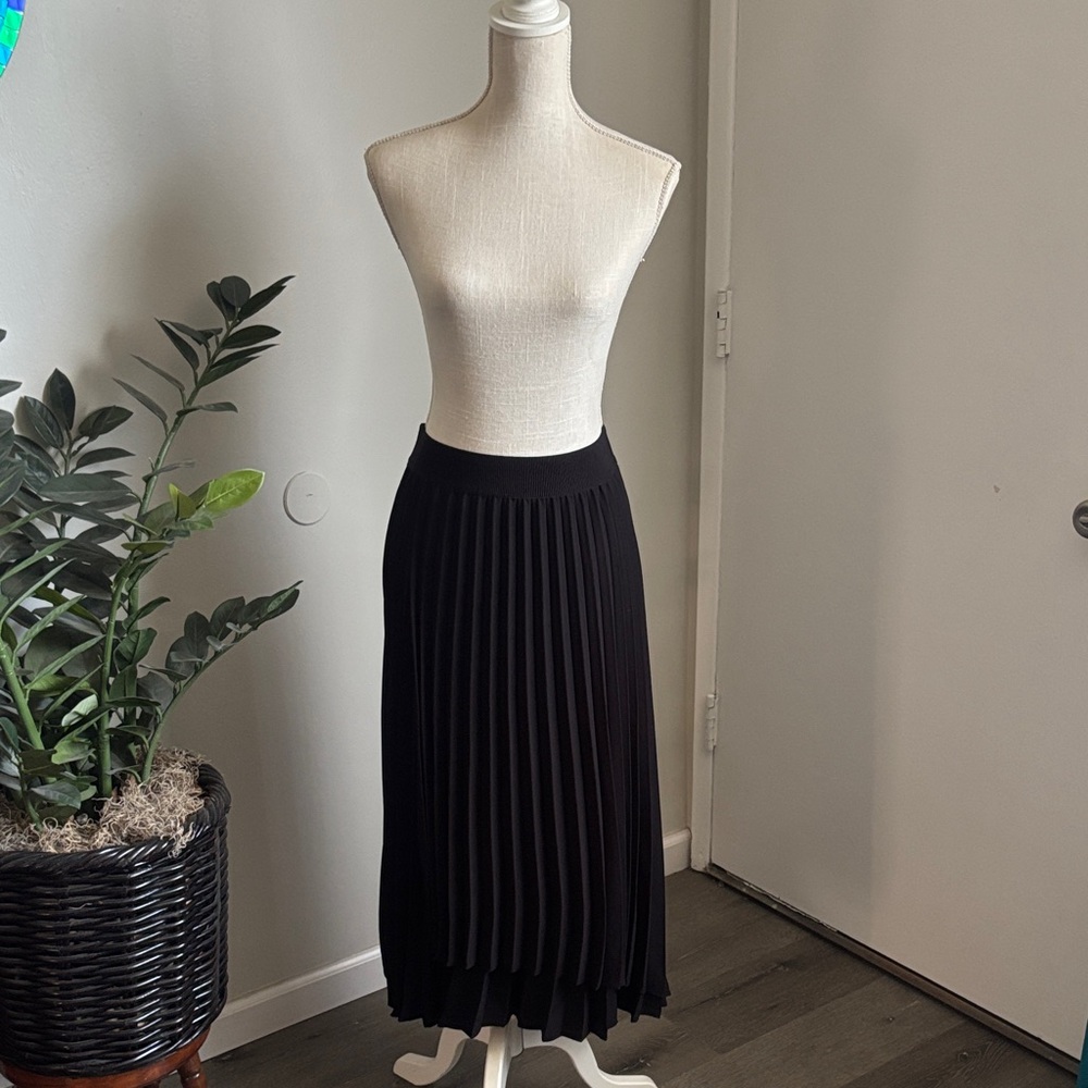 EUC Nordstrom Classic Black Midi Skirt